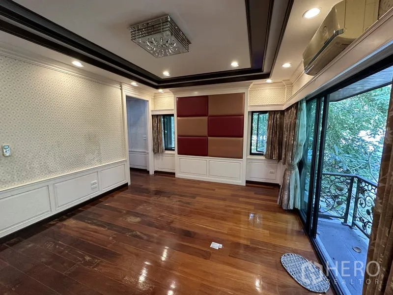 独立式住宅 出售在Lam Luk Ka, Pathum Thani - 卧室带阳台入口 墙面软包与筒灯