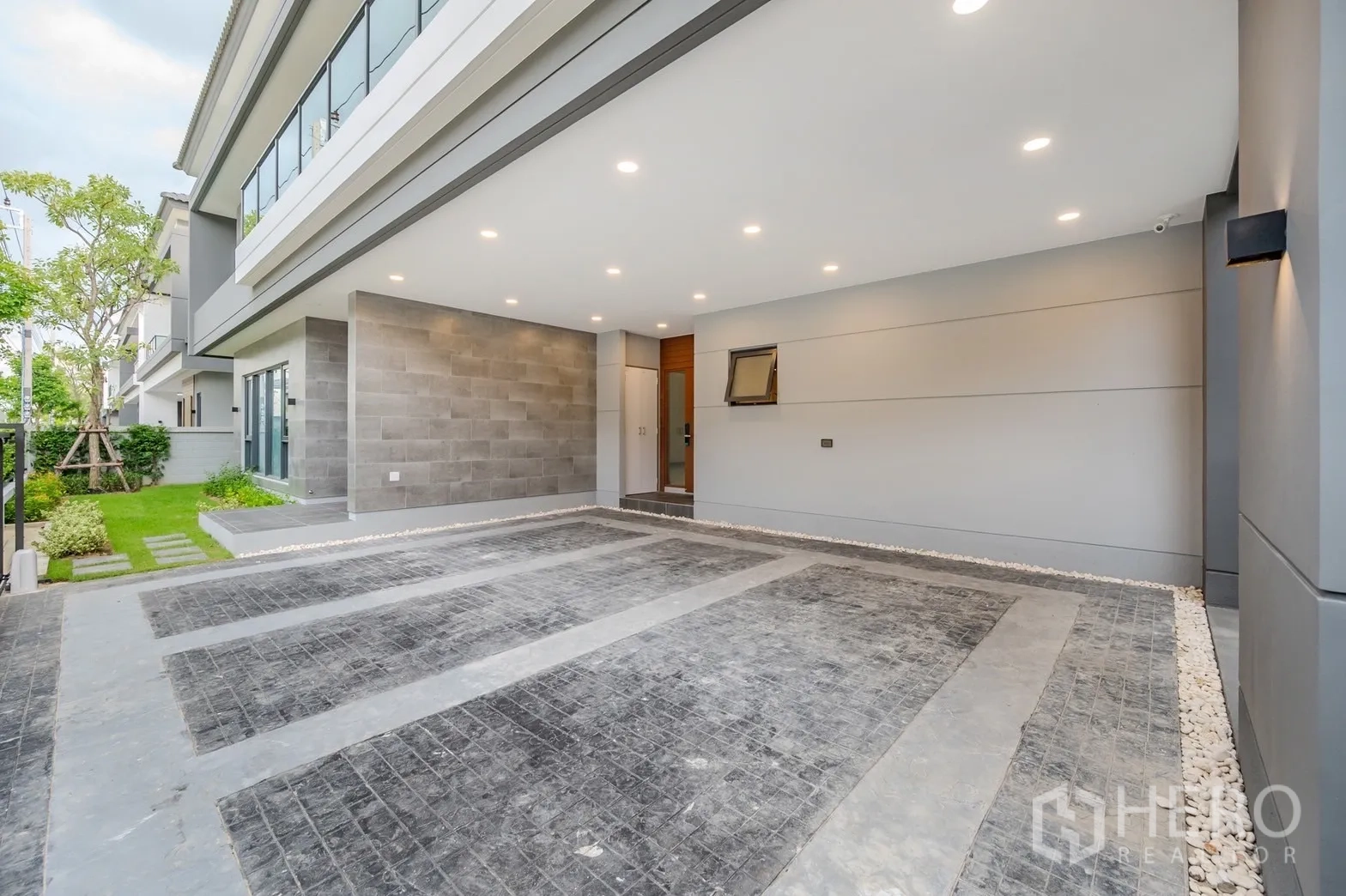 Detached House for rent in Bang Phli, Samut Prakan - Spacious shaded parking beside main entrance and side lawn