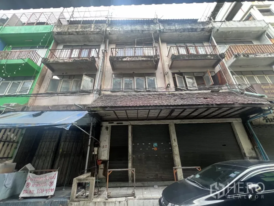 อาคารพาณิชย์ ให้เช่าในKhlong Toei, Bangkok - ด้านหน้าอาคารพาณิชย์หลายชั้น ติดถนน พร้อมประตูม้วน ระเบียง และกันสาด ในย่านเมืองกรุงเทพฯ