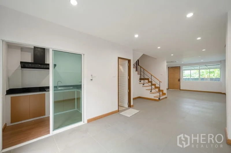 ทาวน์เฮาส์ ขายในLat Phrao, Bangkok - พื้นที่ชั้นล่างแบบโอเพ่นแปลน ครัวหลังกระจกเลื่อน และบันไดขึ้นชั้นบน