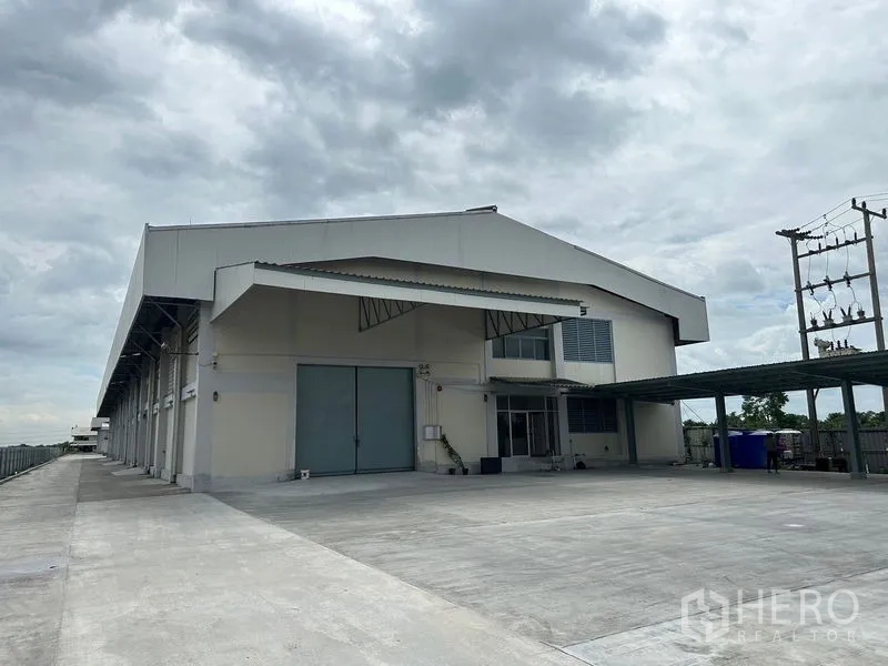 โรงงาน ให้เช่าในLam Luk Ka, Pathum Thani - ภายนอกโรงงานสมัยใหม่ มีลานคอนกรีตกว้างและช่องโหลดสินค้า