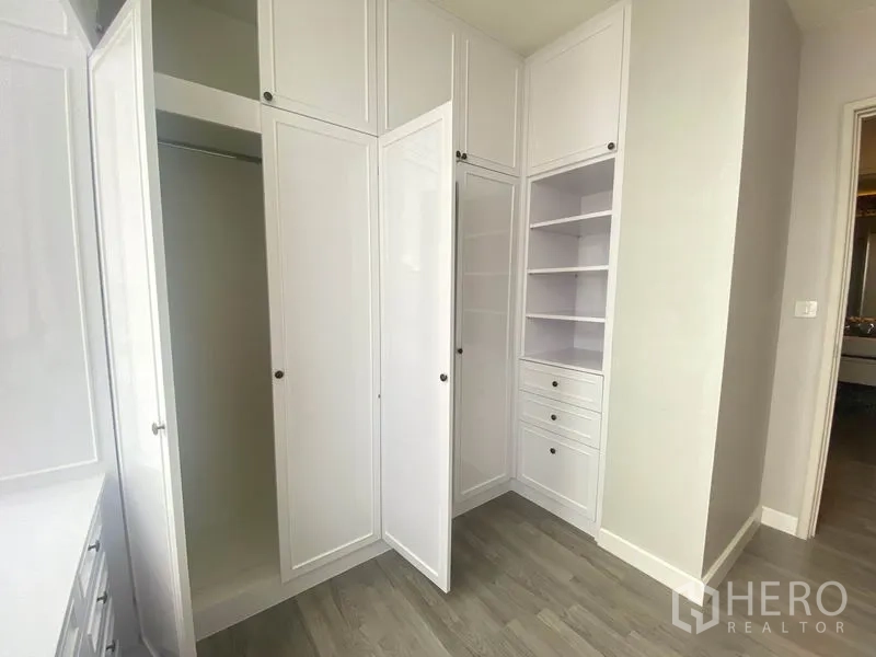 公寓 出租在Bang Rak, Bangkok - 整墙白色衣柜与层架，收纳空间充足。