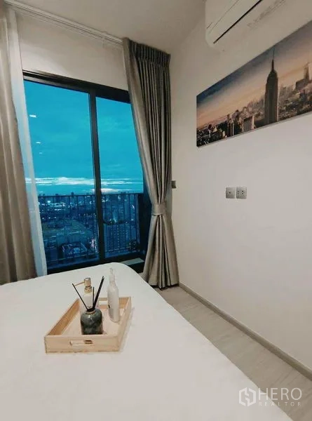 公寓 出租在Ratchathewi, Bangkok - 第二卧室，床上托盘，阳台落地窗与空调、城市景观。