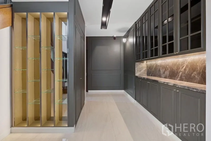 บ้าน ขาย - โถงทางเดินพร้อมแพนทรีและชั้นโชว์ ตู้บิวต์อินสีเทาท็อปหินอ่อน