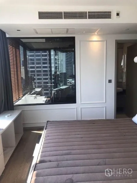 คอนโด ให้เช่าในBang Rak, Bangkok - ห้องนอนหลักรับแสงพร้อมกระจกเต็มผนัง วิวเมือง และทางเข้าห้องน้ำในตัวในคอนโดบางรัก