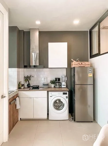 ทาวน์เฮาส์ ให้เช่าในHuai Khwang, Bangkok - ครัวกะทัดรัด กระเบื้องซับเวย์ เครื่องดูดควัน ตู้เย็น และเครื่องซักผ้า