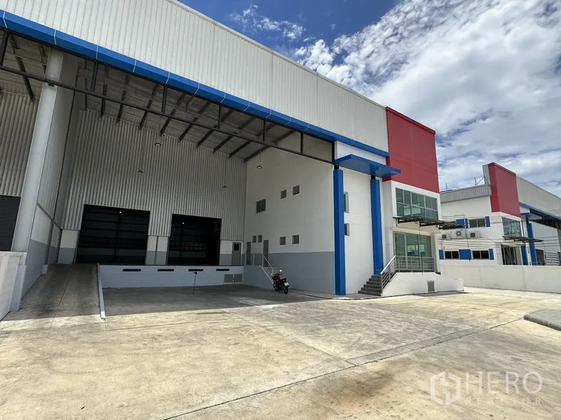 工厂 出租在Mueang Samut Prakan, Samut Prakan - 带顶装卸月台，设有坡道和宽幅卷帘门，卡车进出方便。