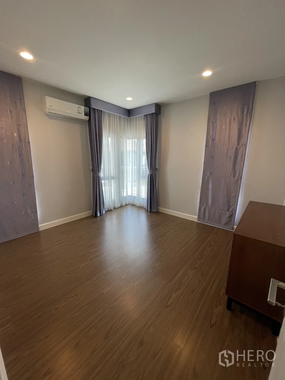 บ้าน ให้เช่าหรือขายในLam Luk Ka, Pathum Thani - ห้องนอนโล่งโปร่ง หน้าต่างมุม ผ้าม่านทึบและโปร่ง เครื่องปรับอากาศ และพื้นไม้