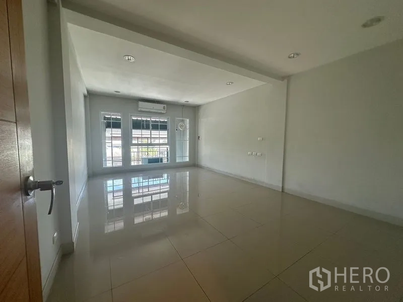 带办公室的家 出租在Bang Na, Bangkok - 明亮长方形房间，前窗与空调，地砖光泽。