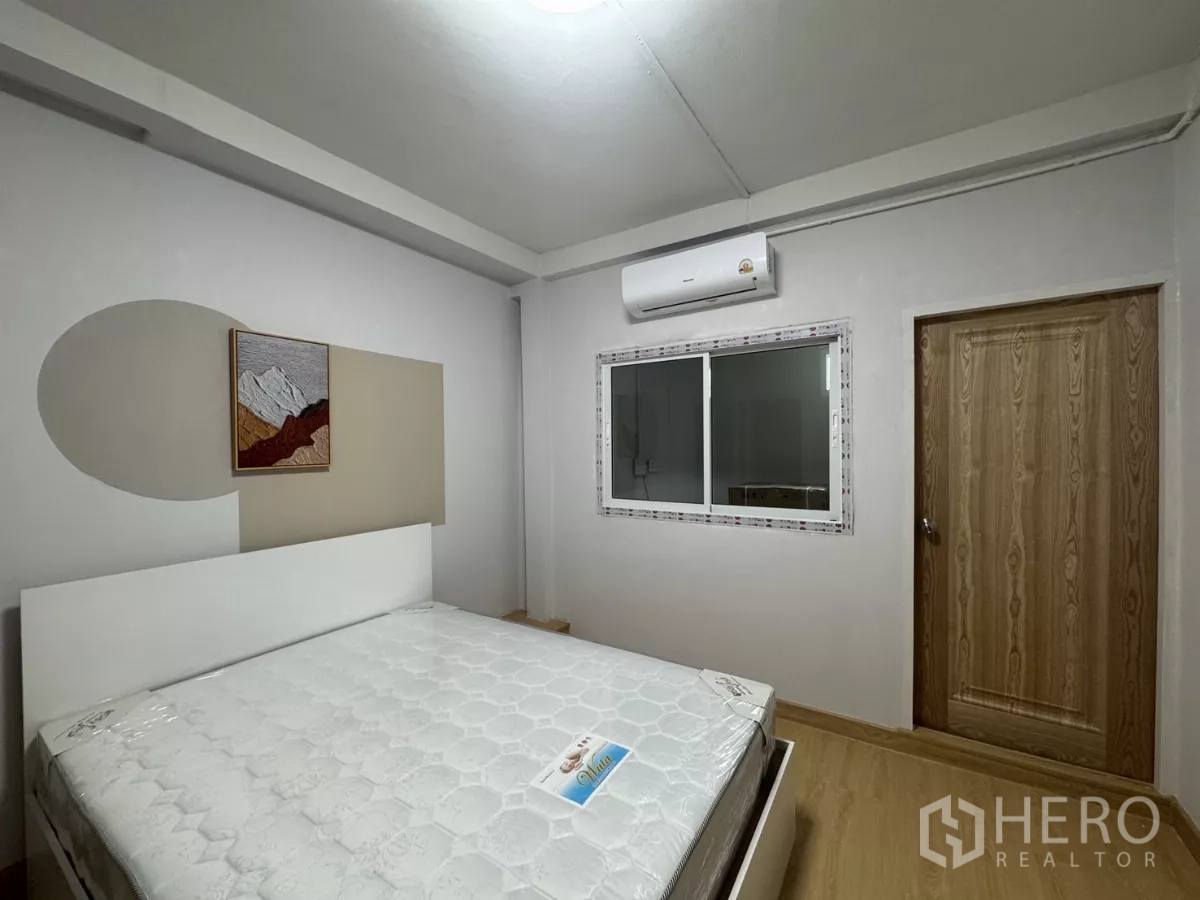 Detached House for rent - Bedroom with AC, arched accent wall and sliding windows.