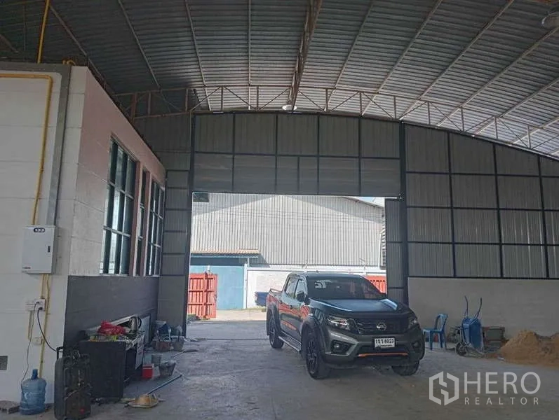 货栈 出租在Lam Luk Ka, Pathum Thani - 室内装卸区，高门洞与卡车停车位