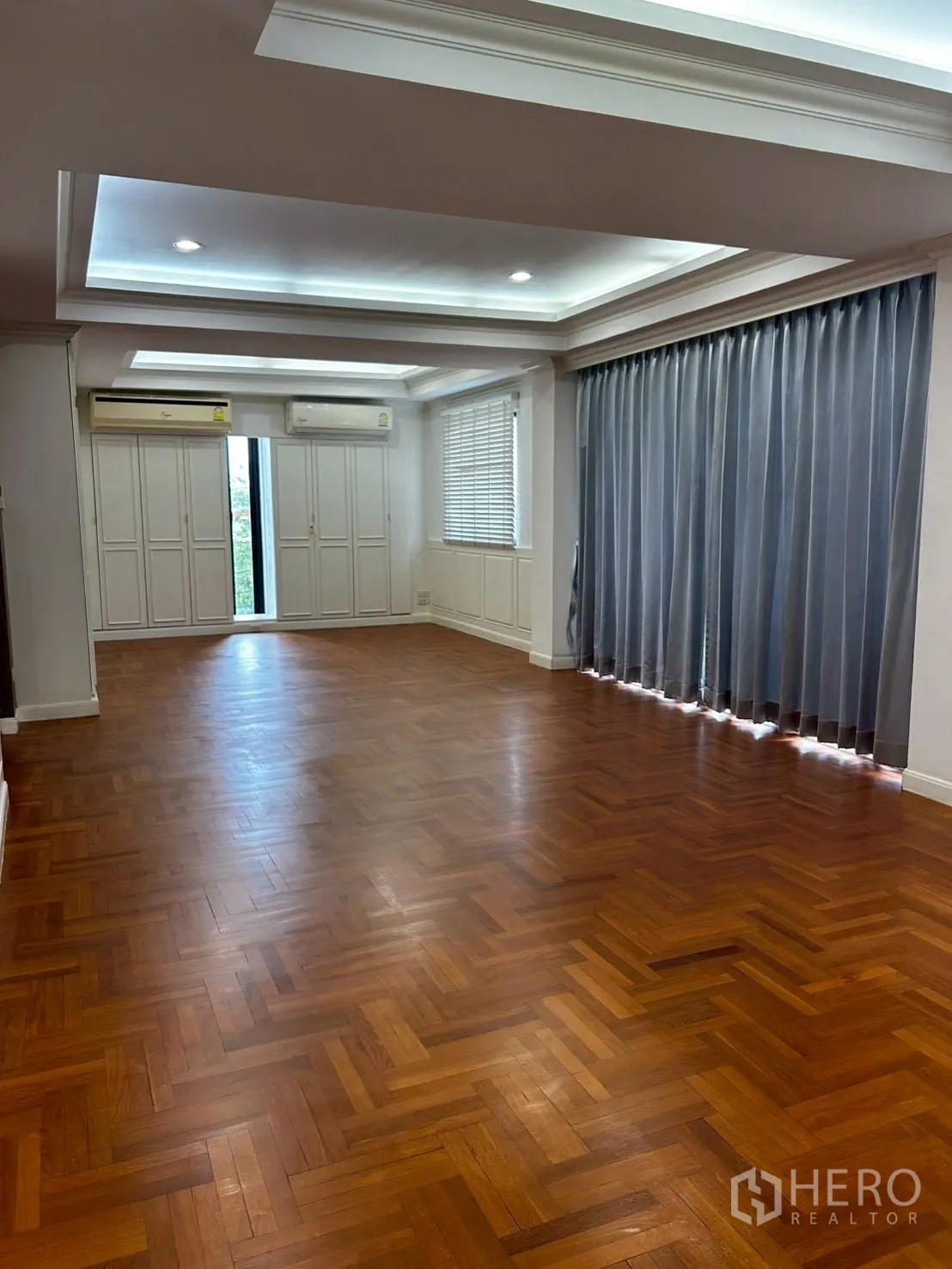 โชว์รูม for rent or sale in Bang Phli, Samut Prakan - ห้องกว้างไฟซ่อนไลท์ ผ้าม่านทึบ และพื้นไม้ก้างปลา
