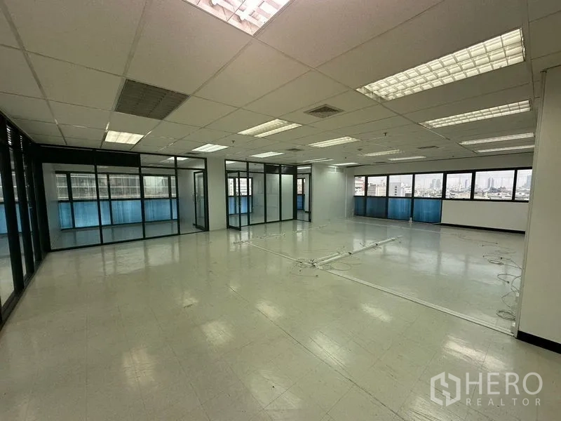 办公空间 出租在Phaya Thai, Bangkok - 采光充足的办公楼层，分隔房间与窗外天际线景观。