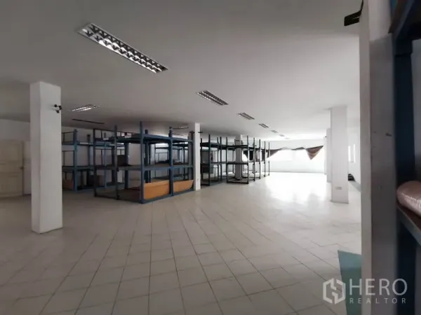 สำนักงาน ให้เช่าในKhlong San, Bangkok - ชั้นโล่งกว้างไร้เสากีดขวาง มีชั้นวางหลายแถวและแสงสว่างจากหน้าต่าง