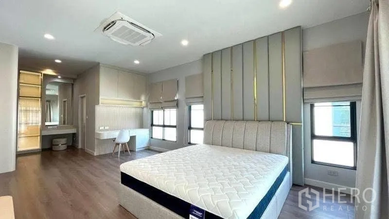 บ้านเดี่ยว for rent or sale in Bang Phli, Samut Prakan - ห้องนอนใหญ่ผนังหัวเตียงดีไซน์พิเศษและหน้าต่างหลายบาน