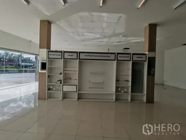 零售空间 出租在Bueng Kum, Bangkok - 展厅内的内置展示货架