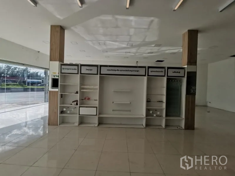 零售空间 出租在Bueng Kum, Bangkok - 展厅内的内置展示货架