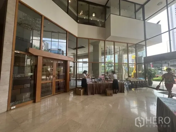 零售空间 出租在Bang Rak, Bangkok - 零售大堂，挑高空间，落地玻璃与抛光石质地面