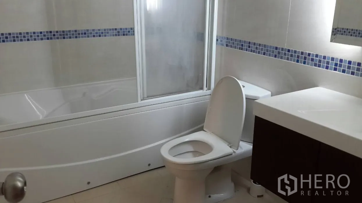 คอนโด ให้เช่าในWatthana, Bangkok - ห้องน้ำสะอาดมีอ่างอาบน้ำกั้นกระจก กระเบื้องโมเสกสีน้ำเงิน อ่างล้างหน้าและโถสุขภัณฑ์