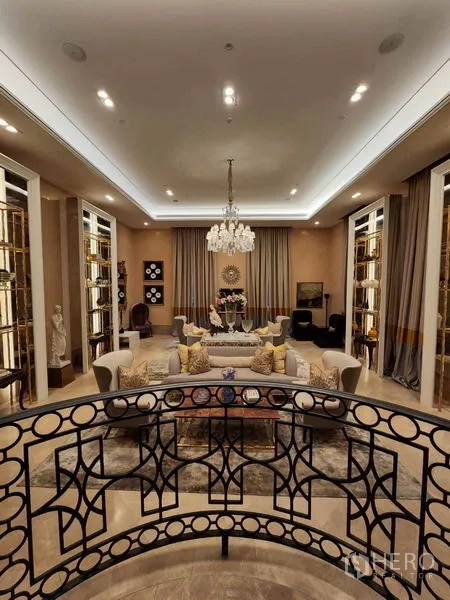 คอนโด ให้เช่าหรือขายในWatthana, Bangkok - เลานจ์ส่วนกลางสุดหรู โคมไฟระย้า โซฟานุ่ม ชั้นโชว์ และราวตกแต่งลายสวย