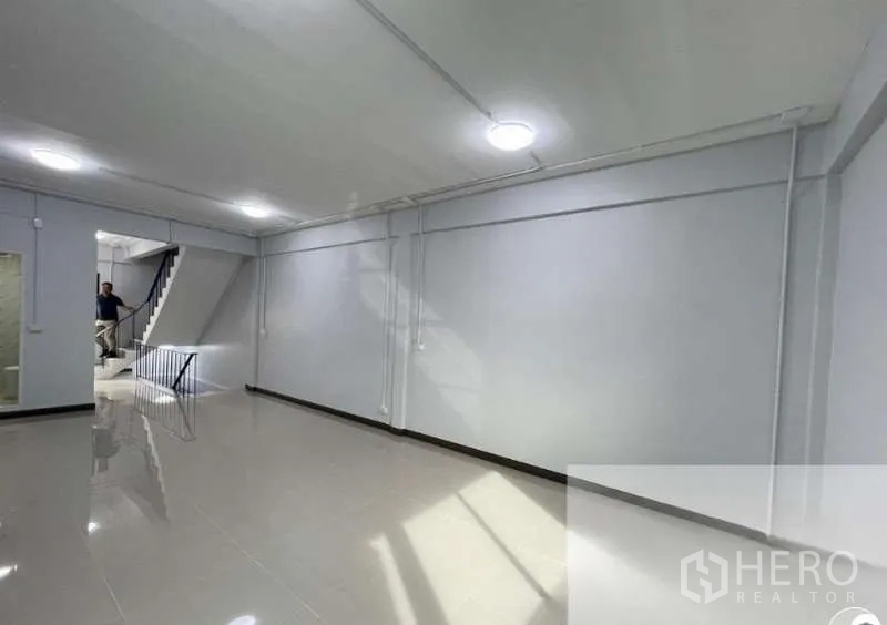 อาคารพาณิชย์ ขายในSuan Luang, Bangkok - ชั้นบนแบบเปิดโล่ง พื้นกระเบื้องเงา และทางขึ้นบันได พร้อมตกแต่งต่อ