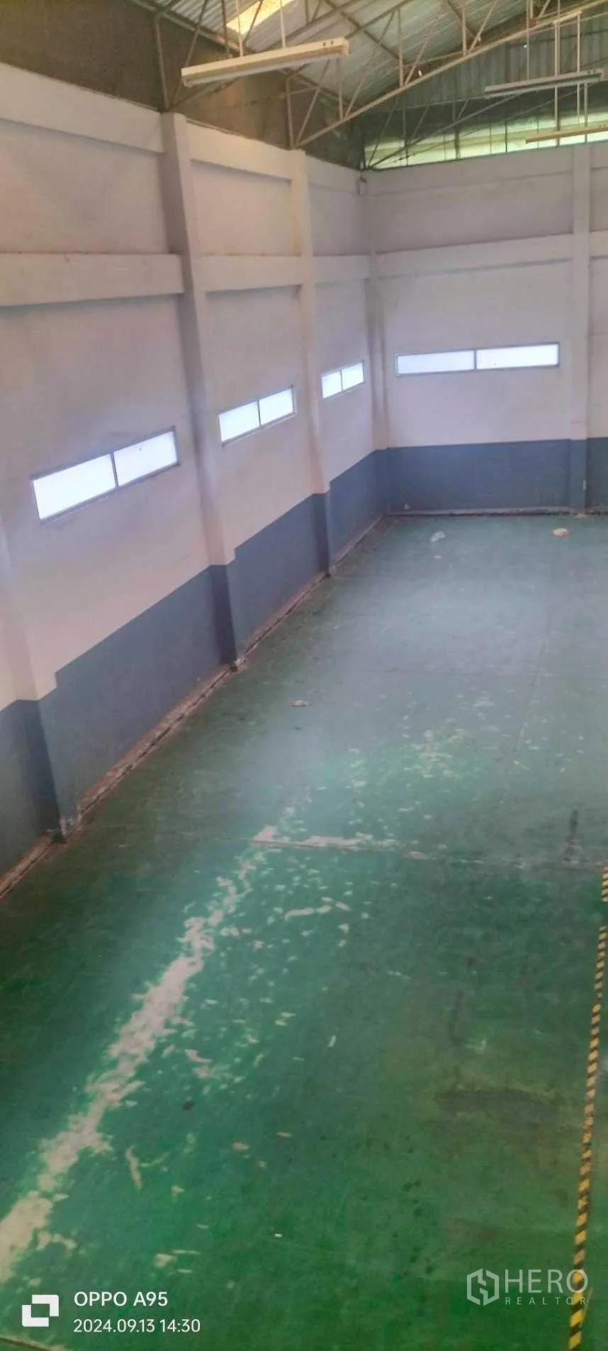 โรงงาน ให้เช่าในKhlong Luang, Pathum Thani - มุมมองแนวตั้งตลอดผนังช่องแสงและพื้นอีพ็อกซี่ภายในโกดัง