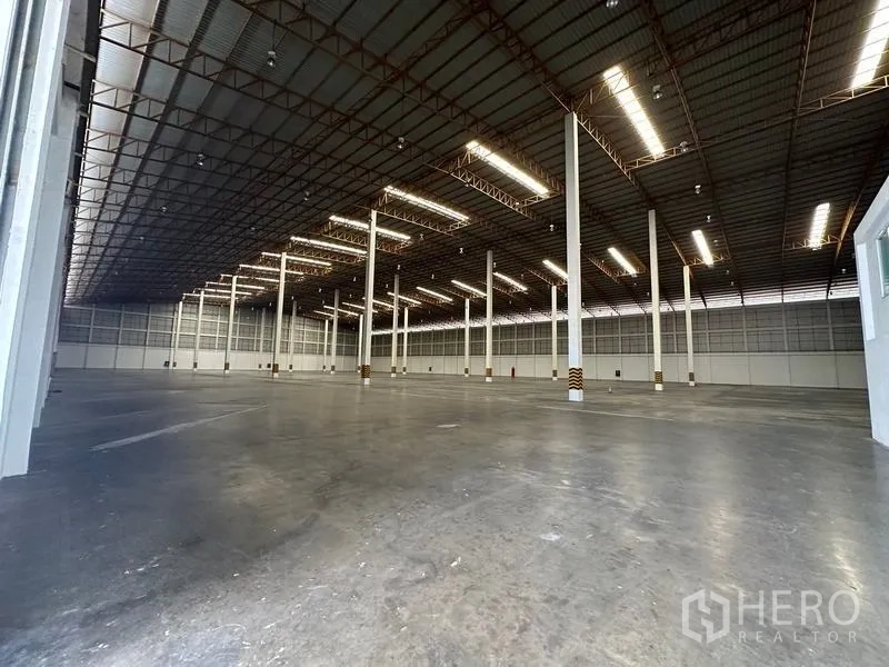 คลังสินค้า ให้เช่าในPhra Nakhon Si Ayutthaya - ภายในโกดังเพดานสูง พื้นคอนกรีต เสาไวท์คอลัมน์และสกายไลต์