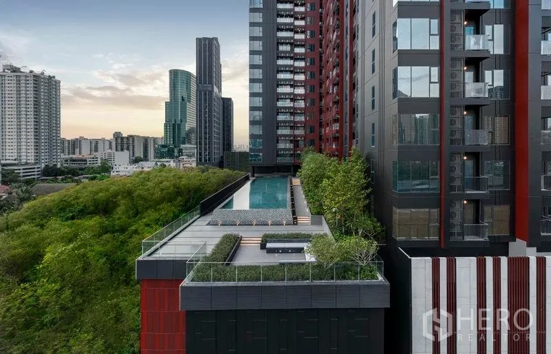 คอนโด ขายในRatchathewi, Bangkok - สระว่ายน้ำลอยฟ้าระหว่างตึก พร้อมวิวเมืองและสวนขั้นบันได