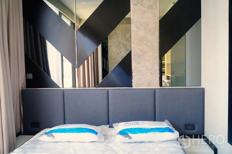 公寓 出租在Watthana, Bangkok - 卧室软包床头与几何镜面装饰墙。