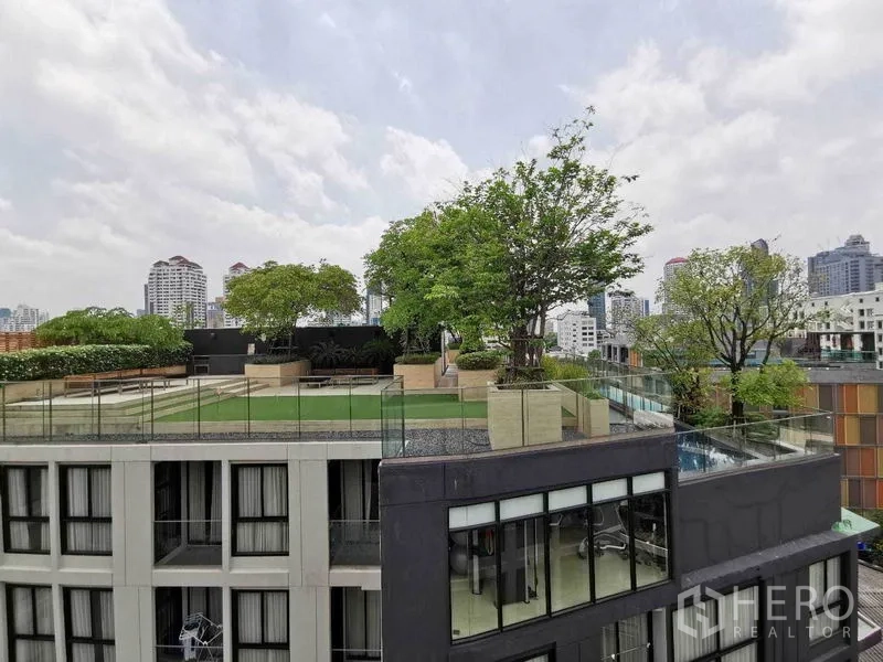 คอนโด ให้เช่าในWatthana, Bangkok - ทางเข้าโครงการคอนโด LIV@49 พร้อมป้ายชื่อและสวนตกแต่ง