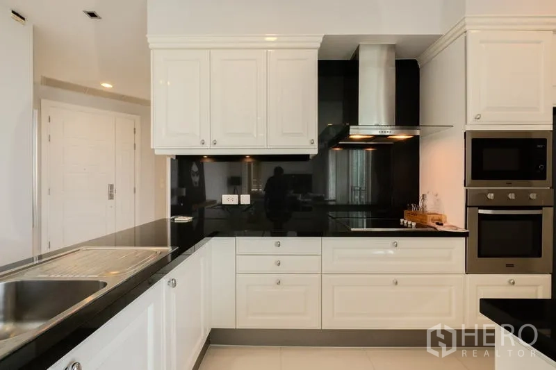 公寓 出售 - U型厨房，白色亮面橱柜、炉灶与抽油烟机