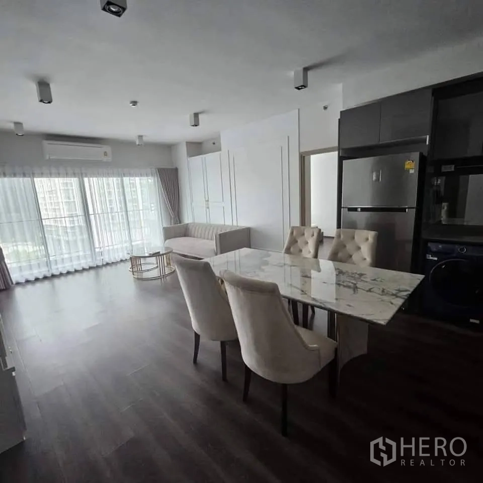 公寓 for rent in Huai Khwang, Bangkok - 起居餐区另一视角，整墙落地窗与大理石餐桌。