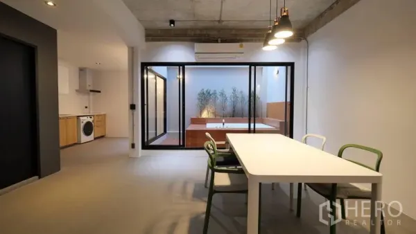 ทาวน์เฮาส์ ให้เช่าในKhlong Toei, Bangkok - พื้นที่รับประทานอาหารติดกระจกบานเลื่อน มองเห็นคอร์ตจากุซซี