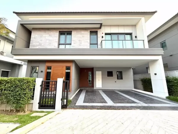 Detached House for rent in Bang Phli, Samut Prakan - Modern two-storey detached house in Bang Phli with covered three-car parking, glass balcony and neat hedges.