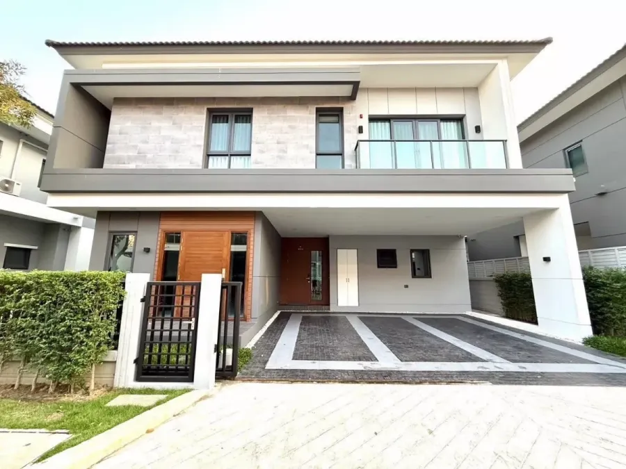 Detached House for rent in Bang Phli, Samut Prakan - Modern two-storey detached house in Bang Phli with covered three-car parking, glass balcony and neat hedges.