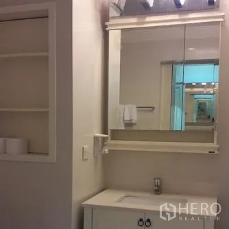 คอนโด ให้เช่าในPathum Wan, Bangkok - อ่างล้างหน้าในห้องน้ำ พร้อมตู้กระจกและชั้นวางของเปิดโล่ง