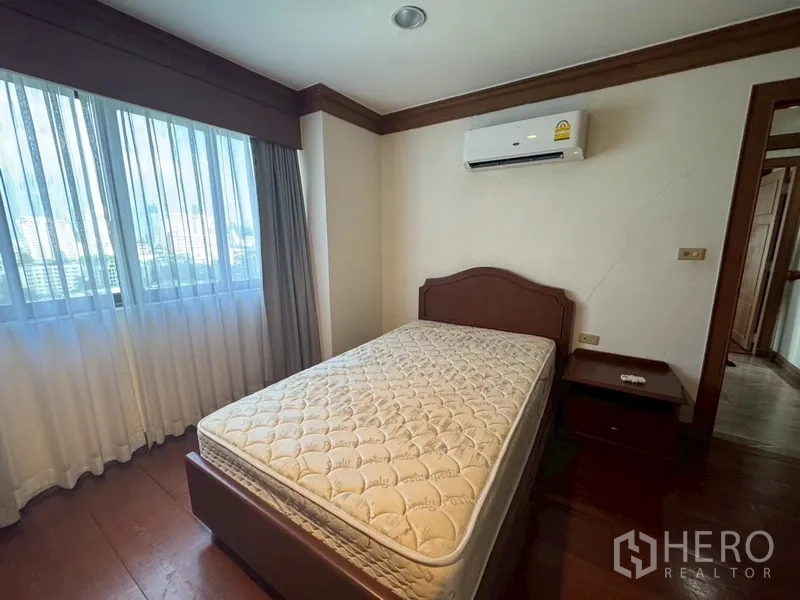 คอนโด ให้เช่าในWatthana, Bangkok - โถงลิฟต์พร้อมซุ้มเหล็กตกแต่งและตู้เก็บของบิวท์อิน