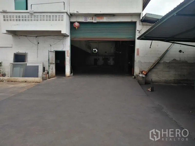 โรงงาน ให้เช่าในSaphan Sung, Bangkok - ประตูม้วนทางเข้าหลักและลานรถบรรทุกสู่โถงผลิต