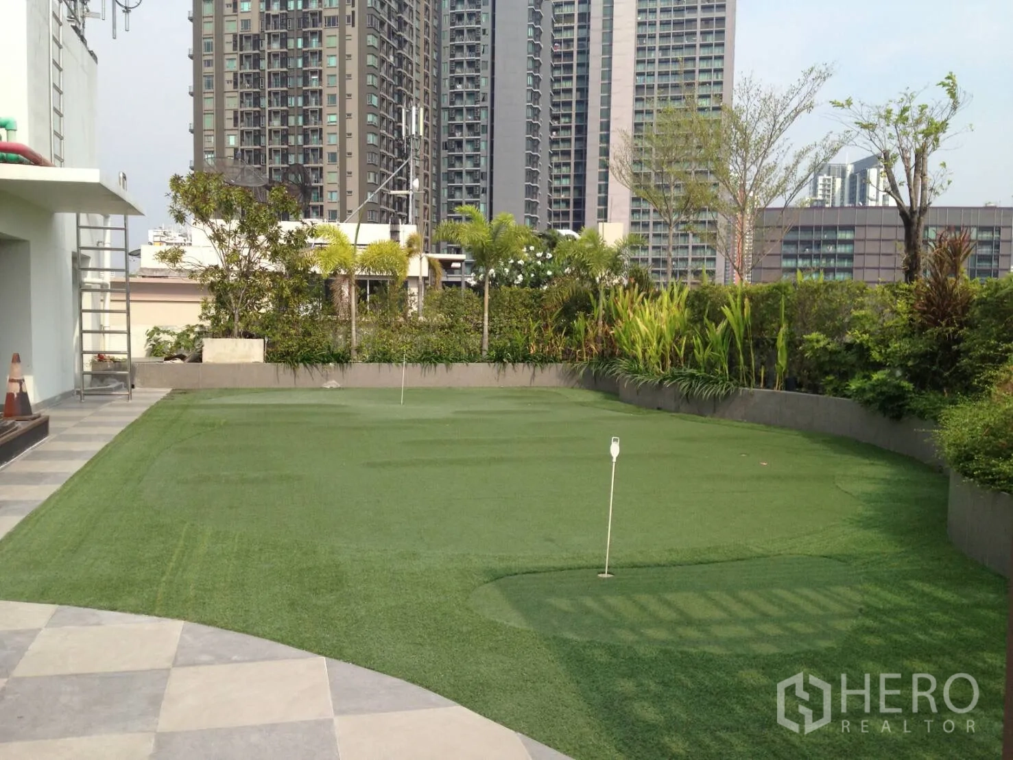 คอนโด ให้เช่าในKhlong Toei, Bangkok - สนามพัตต์กอล์ฟบนดาดฟ้าพร้อมสวนเขียวและวิวตึกสูง ใกล้ทองหล่อ