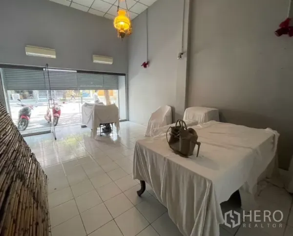 อาคารพาณิชย์ ให้เช่าในWatthana, Bangkok - โถงชั้นล่างเพดานสูง พื้นกระเบื้อง กระจกหน้าร้านกว้าง เฟอร์นิเจอร์คลุมผ้า