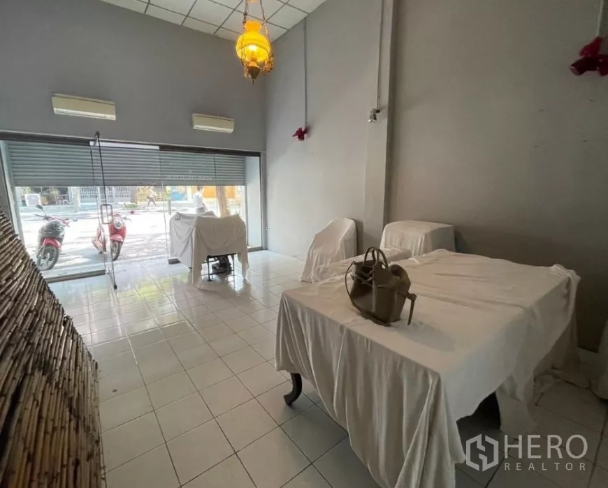 อาคารพาณิชย์ ให้เช่าในWatthana, Bangkok - โถงชั้นล่างเพดานสูง พื้นกระเบื้อง กระจกหน้าร้านกว้าง เฟอร์นิเจอร์คลุมผ้า