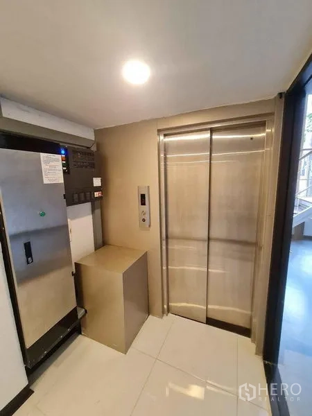 อาคารพาณิชย์ ขายในWatthana, Bangkok - โถงลิฟต์สแตนเลสภายในอาคารพาณิชย์