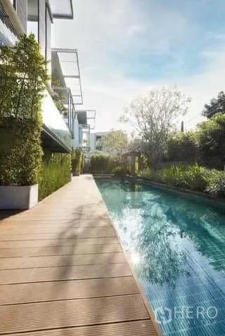 ทาวน์เฮาส์ ให้เช่าในHuai Khwang, Bangkok - สระว่ายน้ำแบบสระยาว พร้อมทางเดินไม้ ขนาบด้วยแนวพุ่มไม้ ในโครงการทาวน์เฮ้าส์โมเดิร์น ห้วยขวาง