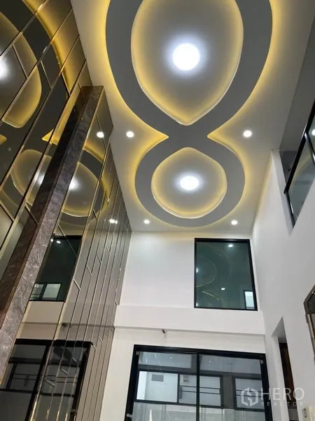 ทาวน์เฮาส์ ให้เช่าหรือขายในYan Nawa, Bangkok - มุมใกล้ของเพดานลายวงรีพร้อมไฟ LED เหนือพื้นที่ดับเบิลวอลุ่ม