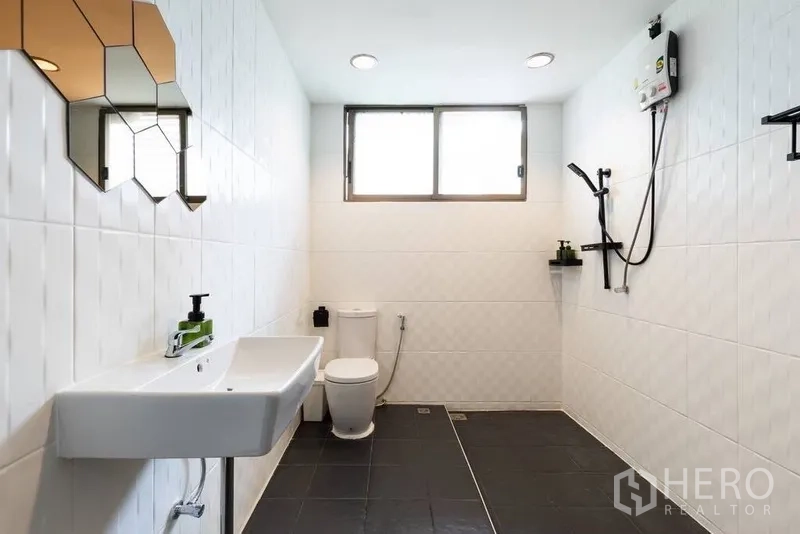 ทาวน์เฮาส์ ให้เช่าในWatthana, Bangkok - ห้องน้ำกว้าง เดินเข้าฝักบัวได้ ผนังกรุเซรามิกสีขาว พื้นสีดำ