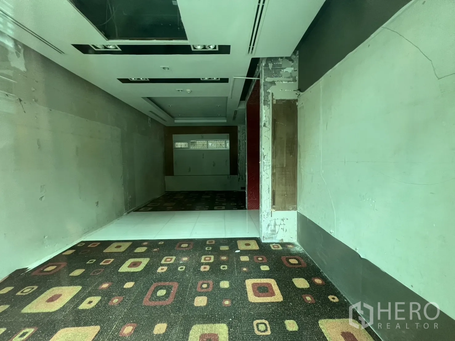 สำนักงาน ให้เช่าในWatthana, Bangkok - ห้องลึกปูพรมลาย พร้อมไฟฝังฝ้า เหมาะแบ่งกั้นพื้นที่