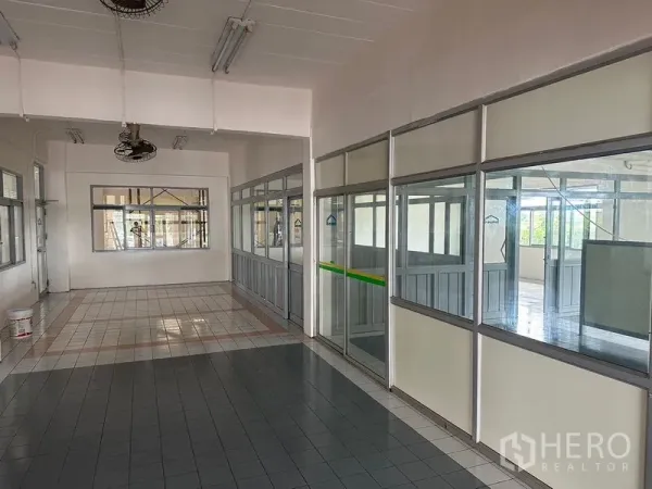 โรงงาน ให้เช่าในLam Luk Ka, Pathum Thani - โถงภายในพร้อมห้องสำนักงานกั้นกระจกและพื้นกระเบื้อง