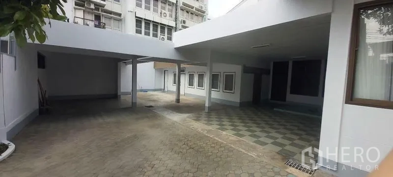 独立式住宅 出租在Pathum Wan, Bangkok - 带顶车棚，多车位，位于住宅一侧