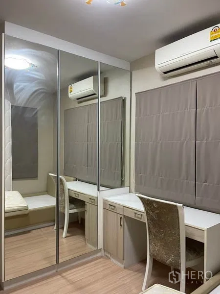 Detached House for sale in Khlong Toei, Bangkok - Bedroom corner with mirrored wardrobe and twin study desks under A/C.