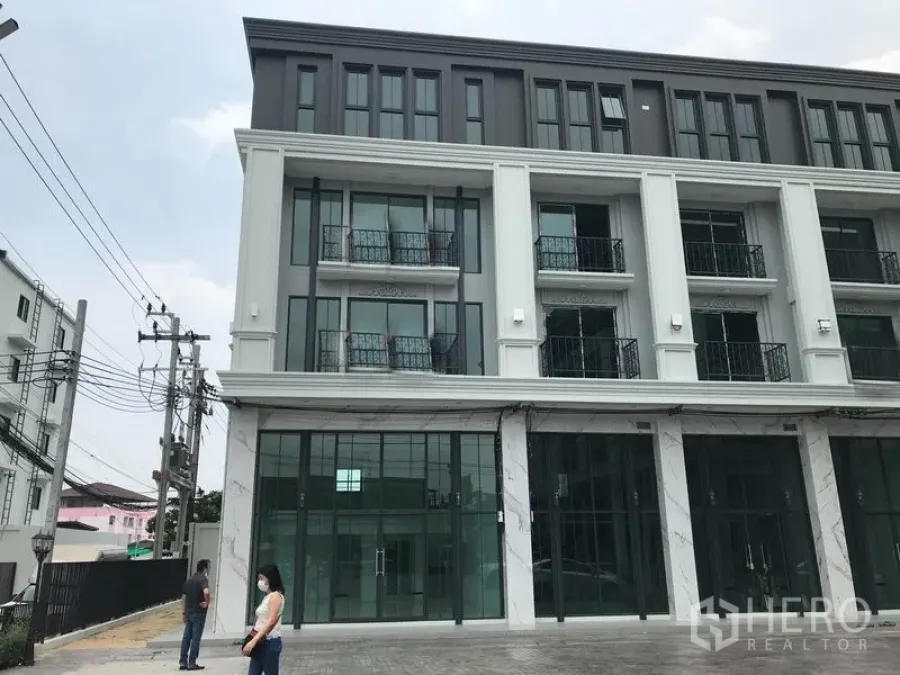 สำนักงานที่บ้าน ให้เช่าในSuan Luang, Bangkok - อาคารโฮมออฟฟิศสูง 4 ชั้น สไตล์โมเดิร์น หน้ากระจกเต็มบาน มีระเบียงและลานจอดรถปูพื้น